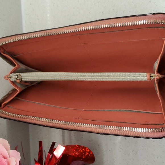 CHANEL shiny patent/quilted leather wallet - Picture 6 of 10